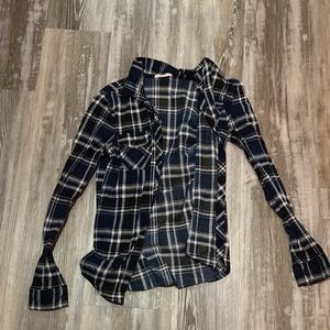 This is a very cute flannel and it’s been worn only once